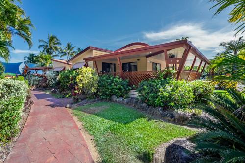 凯恩斯Ingenia Holidays Cairns Coconut的一座有红色屋顶和走道的房子