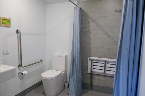 ASURE中金克伦威尔汽车旅馆的一间浴室