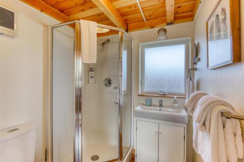 尤里卡Sequoia Cottage的带淋浴和盥洗盆的浴室