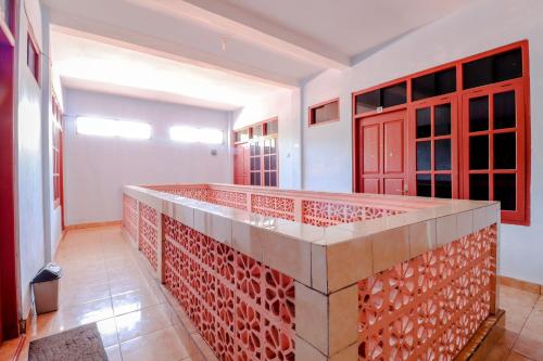 KemadangHotel Kukup Indah的一个带红色门和台面的厨房