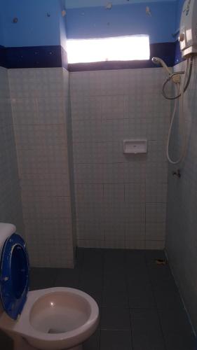 甲米镇克林先生旅馆的一间设有卫生间和灯的小浴室