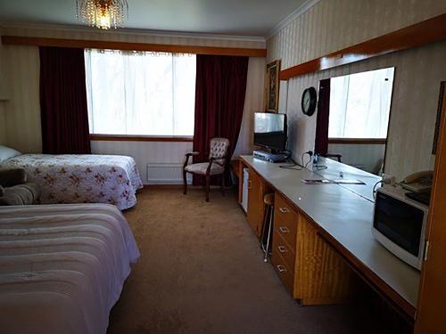 霍巴特卡维尔梅菲尔汽车旅馆 的酒店客房配有一张床和一张书桌及一台电视