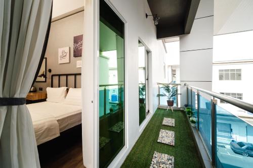 斗湖SVOK Hotel的客房设有带一张床的阳台和一间卧室。