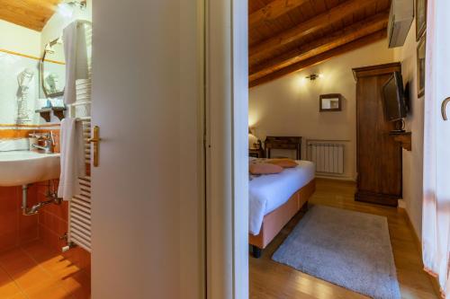 博洛尼亚Casa Miramonte的客房内的浴室设有床和水槽