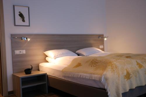 埃基斯蒂尔诺特1001酒店的一间卧室配有一张大床和木制床头板