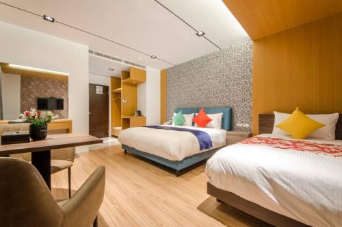 礁溪沐村温泉会馆的酒店客房配有两张床和一张书桌