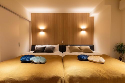 福冈belle lune hotel hakata Suite Room 1的卧室内两张并排的床