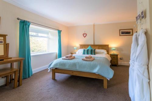 巴姆博格Host & Stay - Daisy Cottage的一间卧室配有一张床,上面有两条毛巾