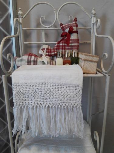 费尔莫Casale Caldarette的毛巾架上的毛巾,包括食物和其他物品