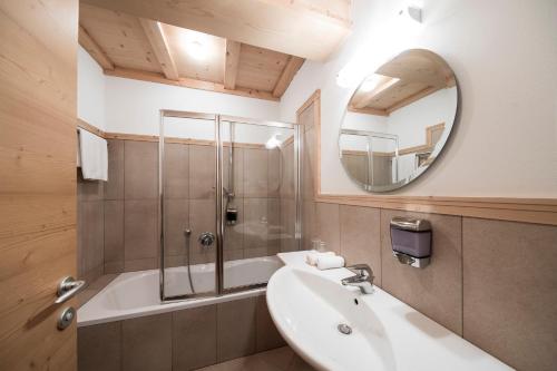 Hotel Alpenhof的一间浴室