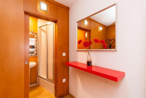 内尔哈Balcon Europa Nerja的浴室设有红色架子和镜子