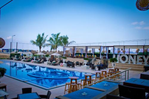 科伦坡科伦坡金斯伯里酒店的酒店游泳池设有桌椅