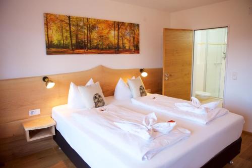 福森朝霞酒店的一间卧室配有两张带白色枕头的床