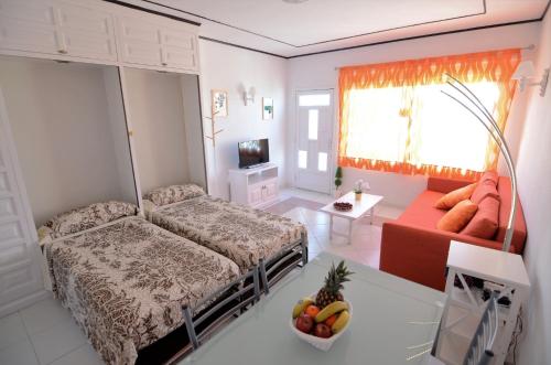 塔科龙特Apartamento Bello Atardecer的一间卧室配有一张床和一个沙发