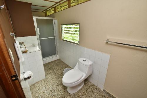 蒂卡尔Hotel Tikal Inn的一间带卫生间和水槽的浴室