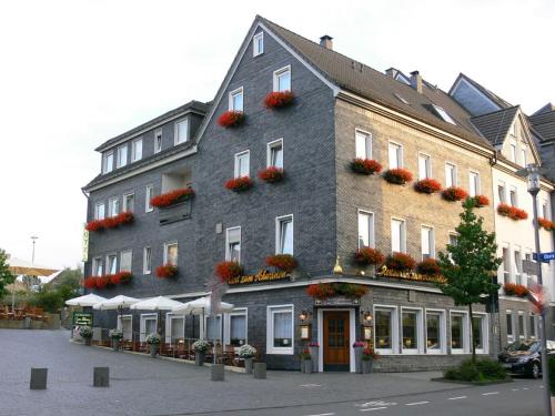 韦默尔斯基兴Hotel-Restaurant Zum Schwanen的一座花朵在建筑的一侧的大建筑