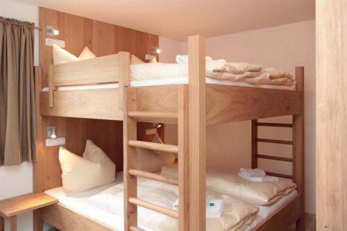 巴特欣德朗Schofer Eck - fewo-badhindelang的一间客房内配有两张双层床的房间