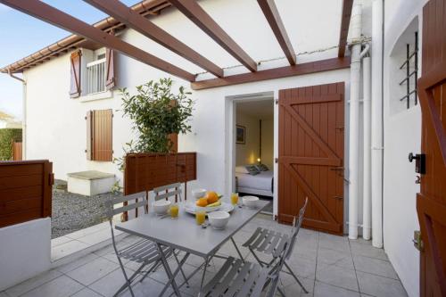 比亚里茨Nice 3 stars flat w beautiful terrace - Biarritz - Welkeys的庭院里设有桌椅。