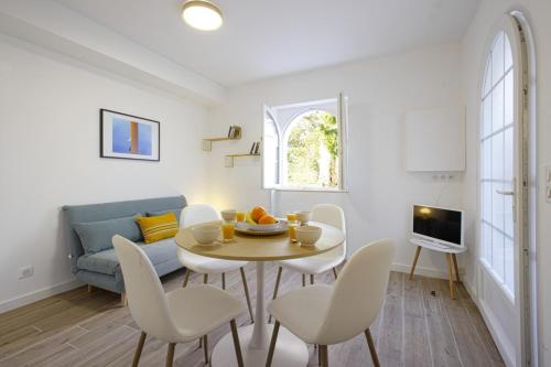 比亚里茨Nice 3 stars flat w beautiful terrace - Biarritz - Welkeys的客厅配有桌椅和沙发