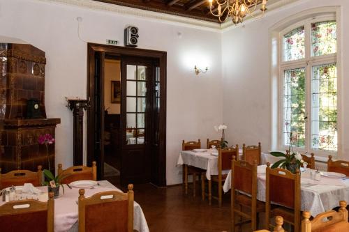 锡纳亚维拉利特匝特锡纳亚酒店的一间带桌椅和吊灯的用餐室