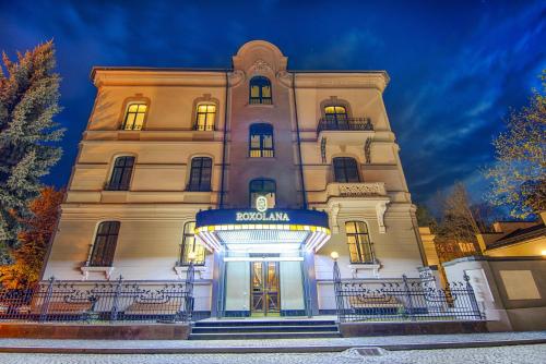 伊万诺-弗兰科夫斯克Grand Hotel Roxolana的前面有标志的建筑