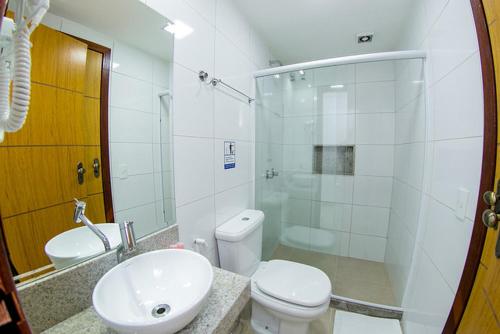 多明戈斯马丁斯Apartamento China Park的白色的浴室设有卫生间和水槽。