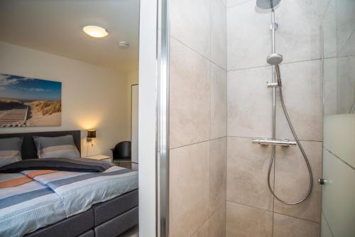 登堡Vakantiewoning Hermelijn的主浴室设有淋浴和一张床
