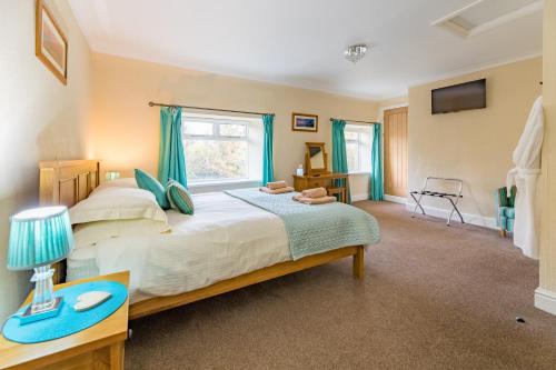 巴姆博格Host & Stay - Poppy Cottage的一间卧室设有一张大床和一个窗户。