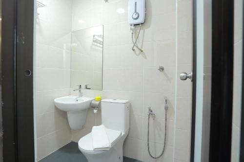 吉隆坡Bitz Bintang Hotel的浴室配有卫生间、盥洗盆和淋浴。
