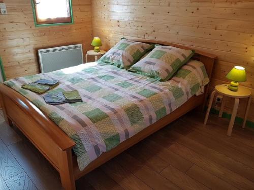 TrébrivanBungalow de Kermoal的小木屋内一间卧室,配有一张床