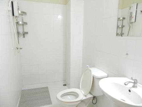 万荣Vang Vieng Camellia Hotel的白色的浴室设有卫生间和水槽。