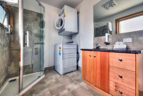 科尔斯湾Freycinet Stone Studio 7 - Quartz的带淋浴、水槽和冰箱的浴室