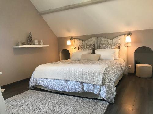 Ville-Saint-Jacques德莫耶塞利斯旅馆的卧室配有一张带白色床单和枕头的大床。
