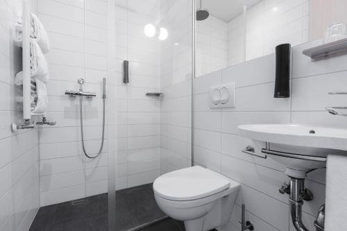 雷克雅未克凯亚雷克雅未克灯光酒店的白色的浴室设有卫生间和水槽。
