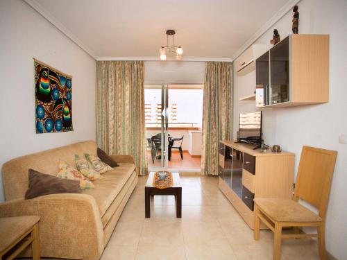 博尔瑟拉尔Apartment Jardines del Mar - Azahar by Interhome的带沙发的客厅和厨房