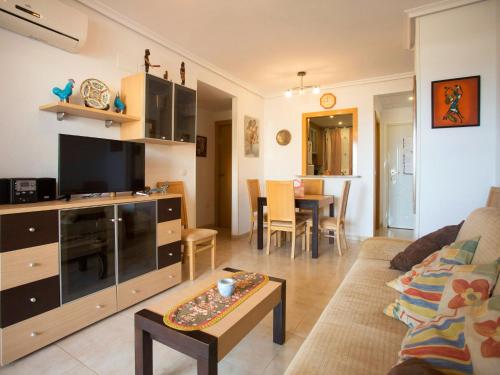 博尔瑟拉尔Apartment Jardines del Mar - Azahar by Interhome的带沙发、电视和桌子的客厅