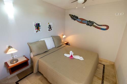 克拉伦代克Seaside Apartment Flamingo的一间卧室,配有一张带鲜花的床