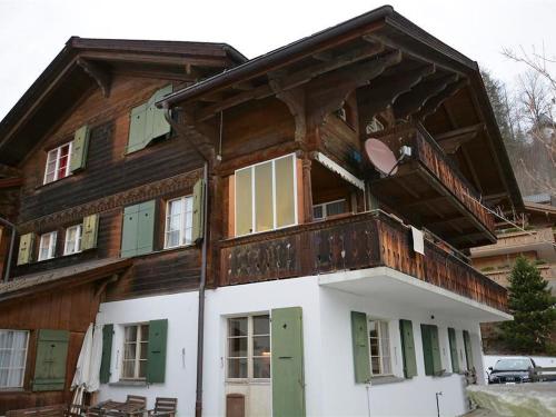 格施塔德Apartment Oehrli by Interhome的带阳台的大型木屋