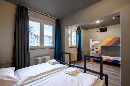 汉堡汉堡a＆o瑞佩尔班酒店的一间卧室设有两张床和大镜子