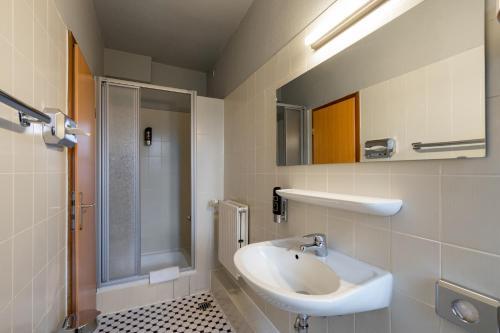 汉堡汉堡a＆o瑞佩尔班酒店的一间带水槽和淋浴的浴室