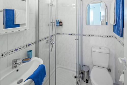 帕福斯207 Kings Palace Seaview的带淋浴、盥洗盆和卫生间的浴室