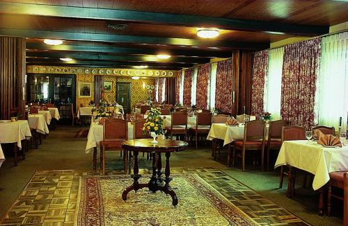 Store Binderup圣宾德鲁普克罗酒店的一间带桌椅和桌子的用餐室