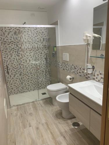 阿纳卡普里Hedera Capri B&B的浴室配有卫生间、淋浴和盥洗盆。