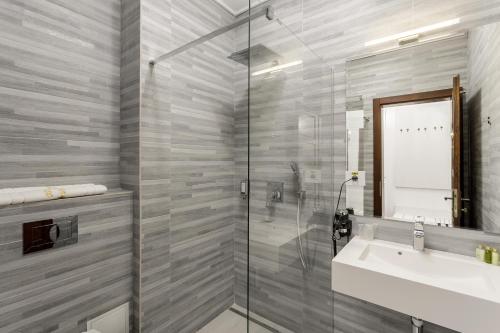 布加勒斯特Lahovary Palace Hotel的一间带水槽和淋浴的浴室