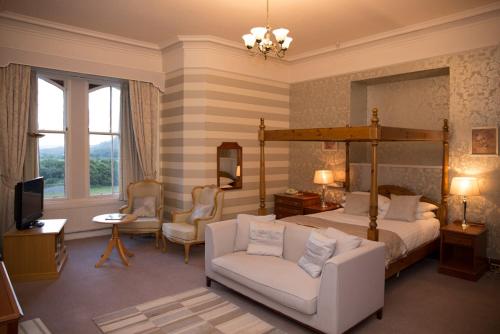 皮特洛赫里皮特洛赫杜达拉克酒店的一间卧室配有一张床、一张桌子和一把椅子
