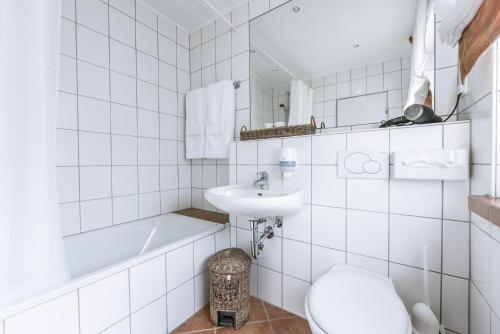 赫费尔霍夫Gasthaus Spieker的白色的浴室设有水槽和卫生间。