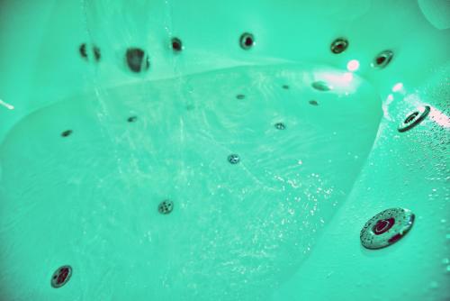 基辅Sauna, Big Jacuzzi , Khreshchatyk apartments的装满水泡的浴缸