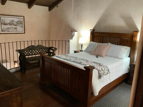 危地马拉安地瓜Villas Emekarsa, Antigua的一间卧室配有一张大床和一架钢琴