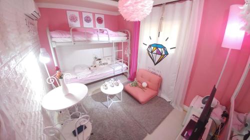 首尔Spring Light的粉红色客房的上方景色,设有双层床