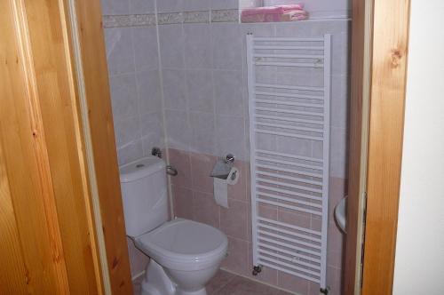 劳耶克特普利采Privát Pekný dvor的一间带卫生间和淋浴的小浴室